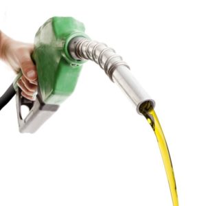 main qui verse du carburant Éviter les surconsommations de carburant de vos clients