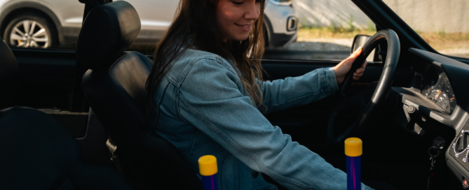 Une jeune fille qui s’apprête à conduire